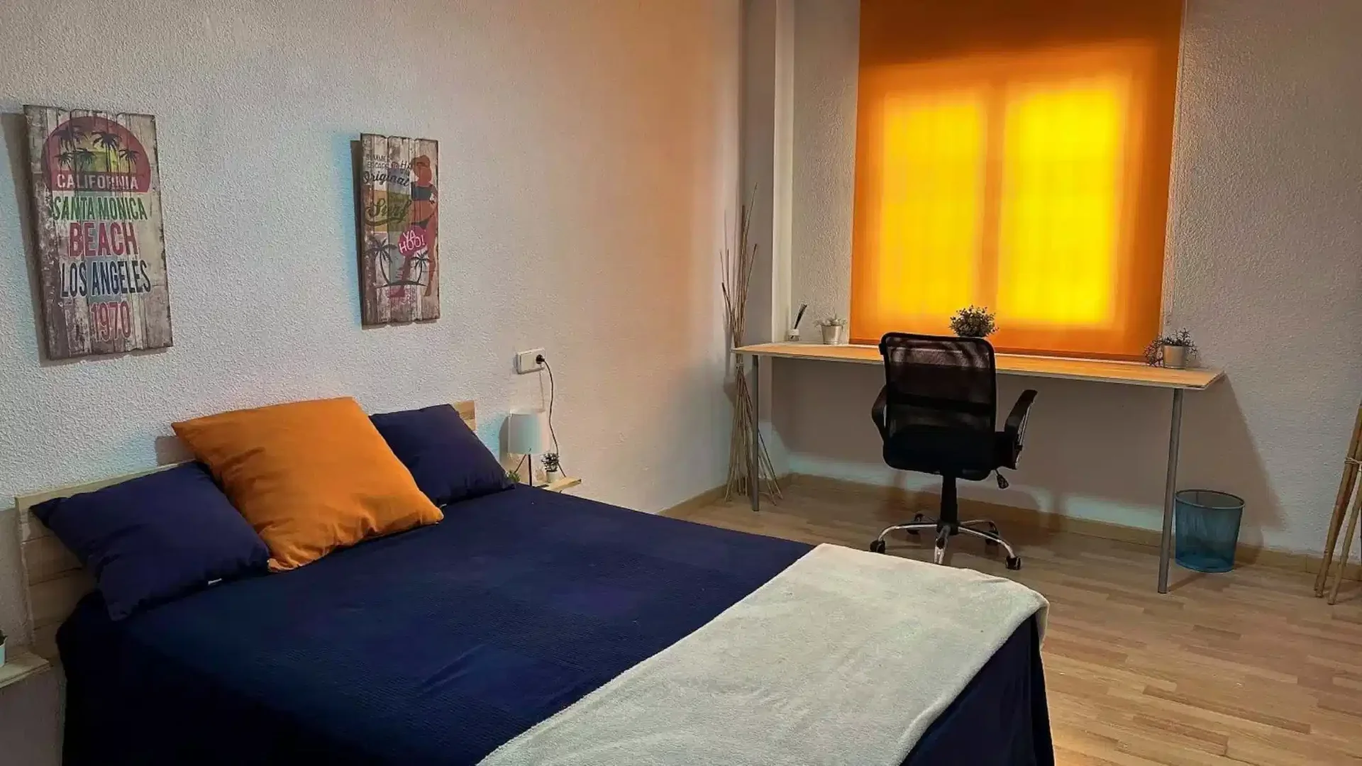 Pokój studencki w  z miejscem do nauki i wspólnymi udogodnieniami