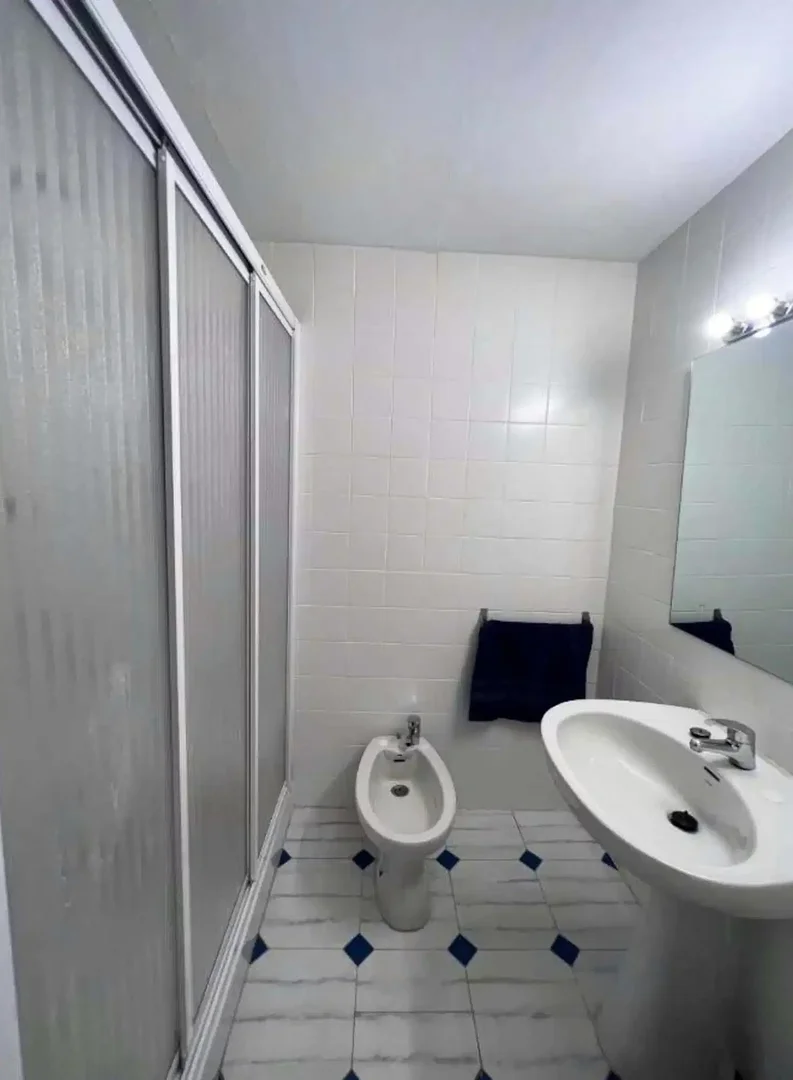 Habitación estudiantil amplia y cómoda en 