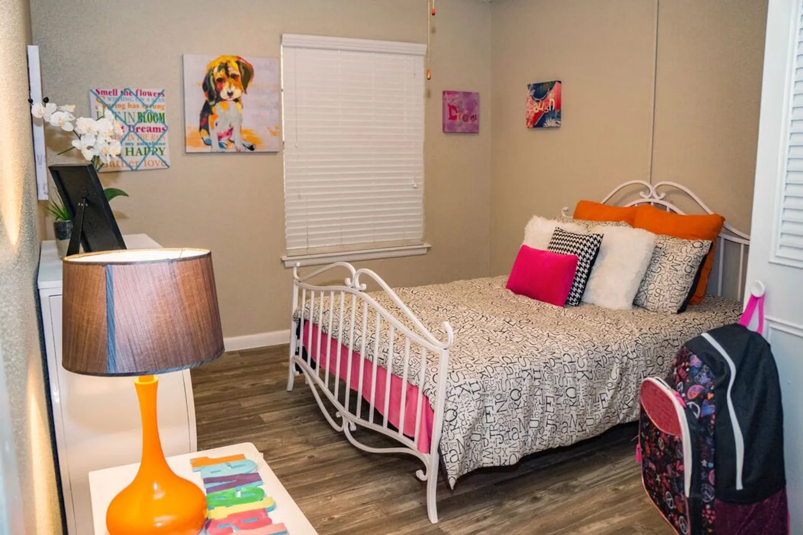 Quarto acessível para estudantes com iluminação ampla em 