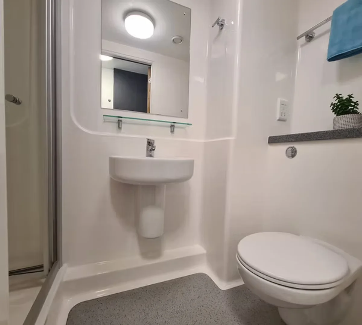 Habitación estudiantil amplia y cómoda en 