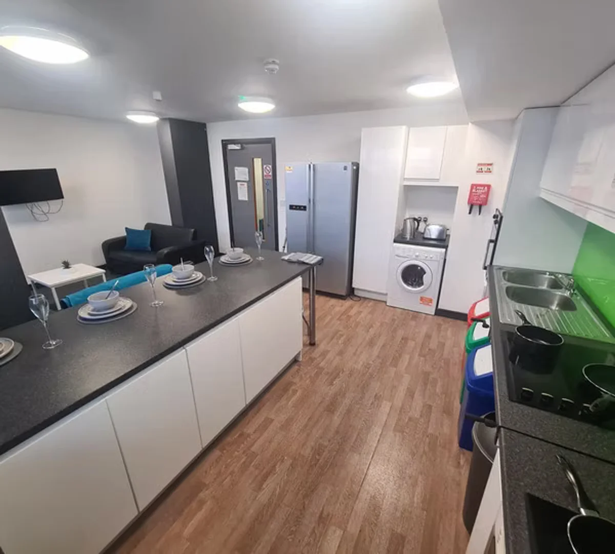 Habitación estudiantil funcional perfecta para estudiar en 