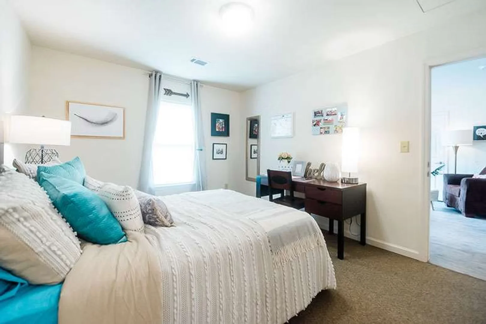 Habitación estudiantil funcional perfecta para estudiar en 