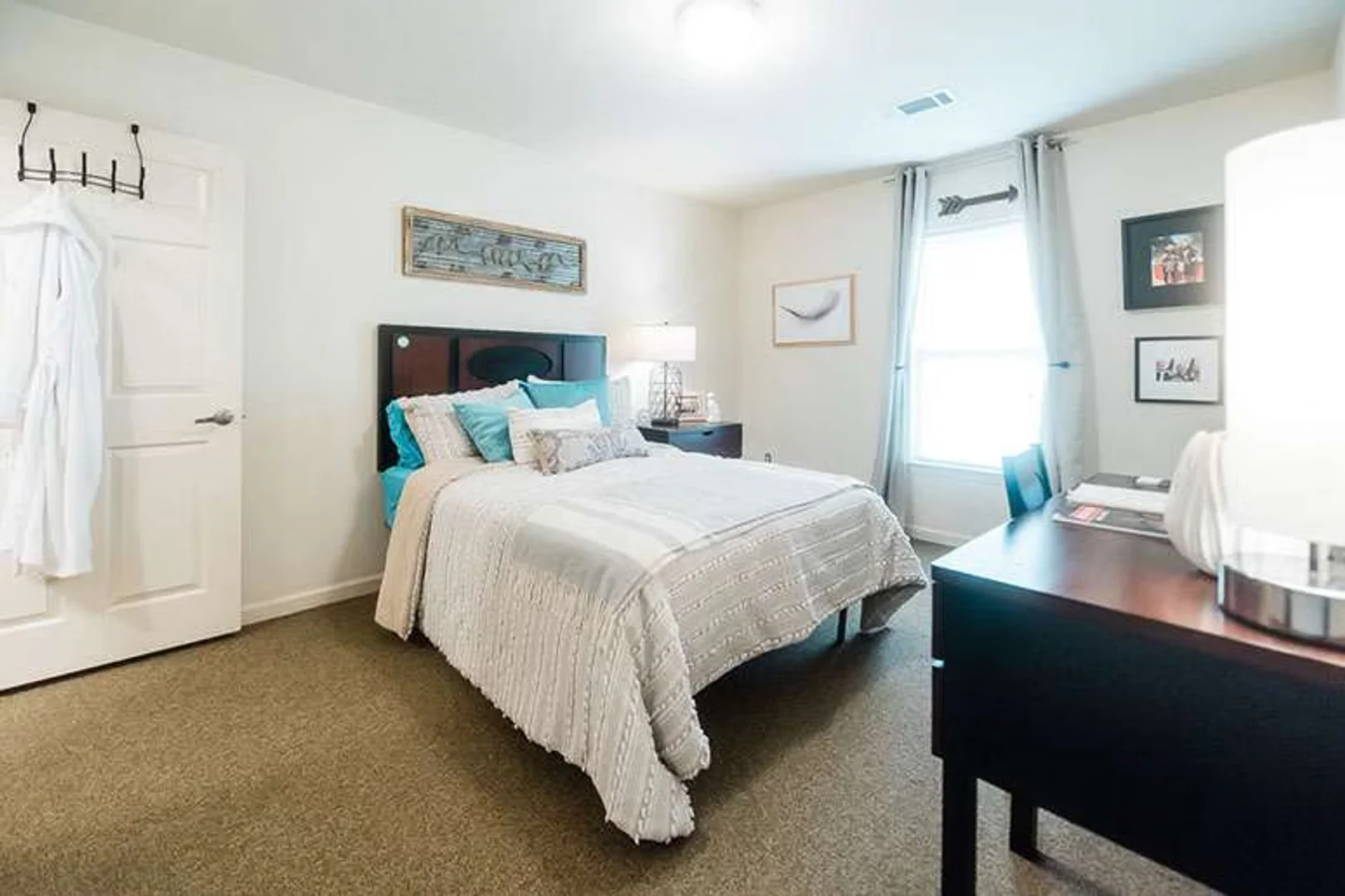 Habitación estudiantil luminosa y aireada con fácil acceso a la universidad en 