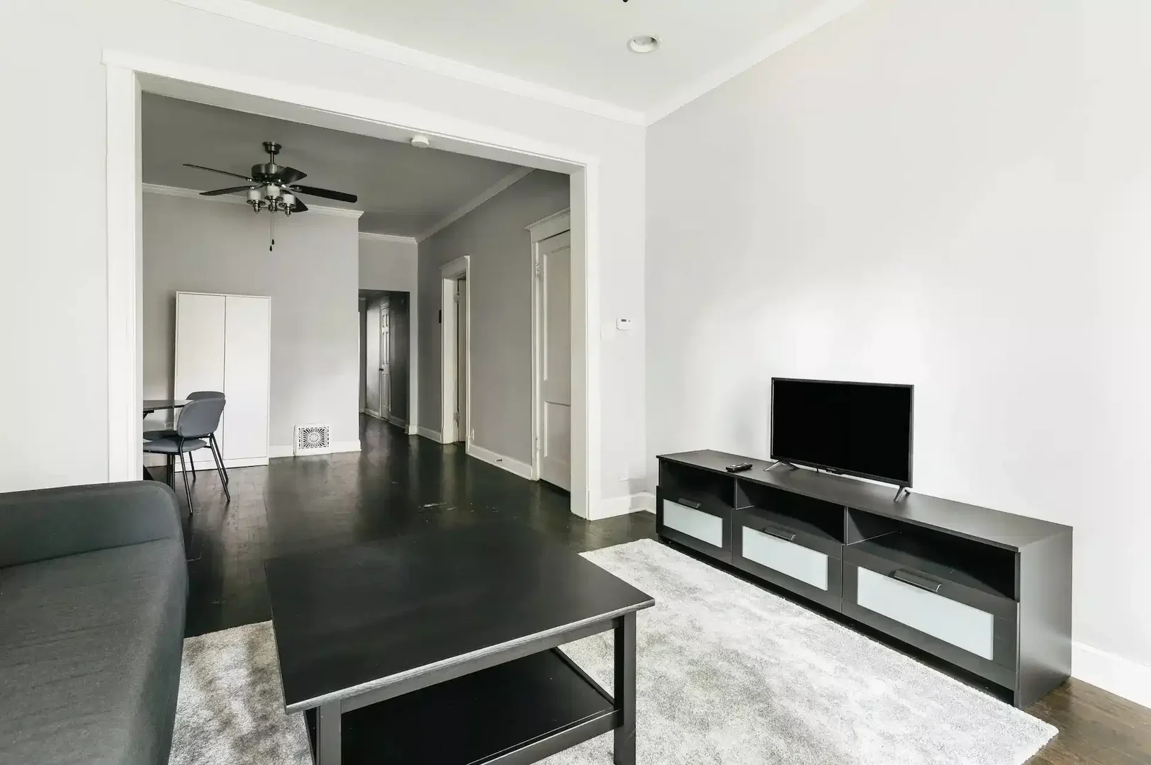 Habitación estudiantil funcional perfecta para estudiar en 
