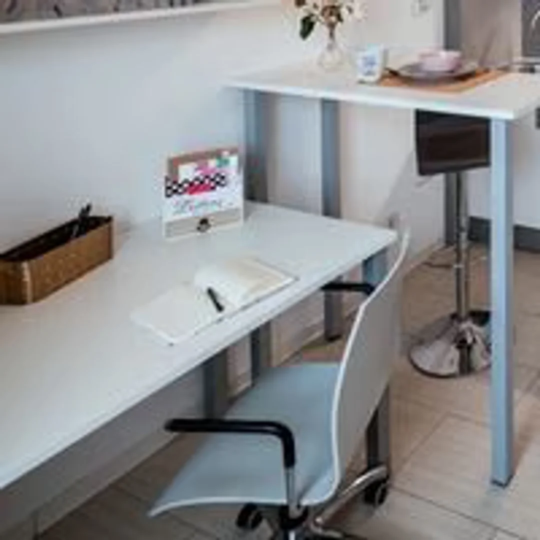 Monolocale minimalista per studenti in  con layout efficiente