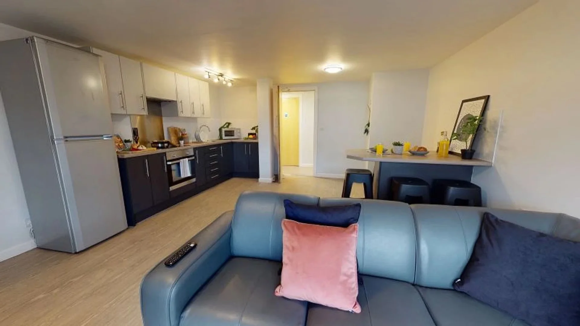 Chambre d'étudiant à  avec espace d'étude et installations communes