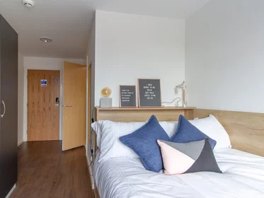 Chambre à louer dans un appartement en colocation à {area}