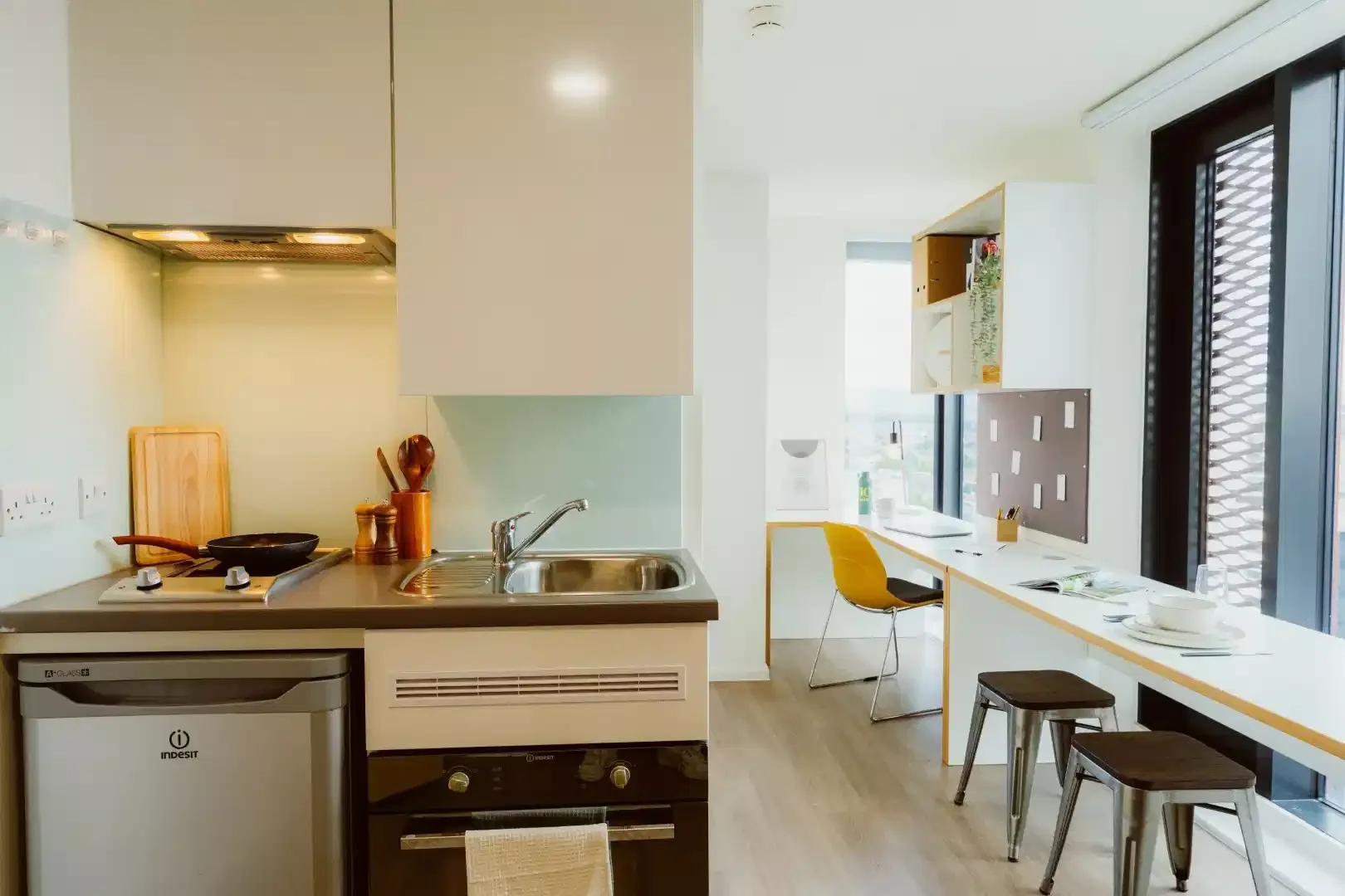 Cómodo estudio para vivir como estudiante en
