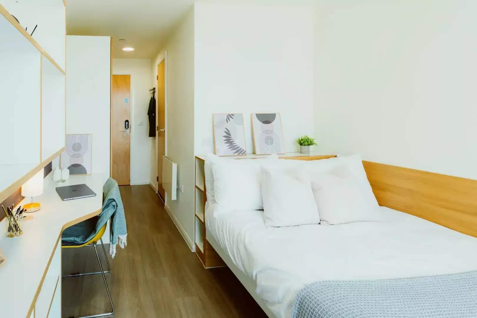 Functional student room perfect for studying in