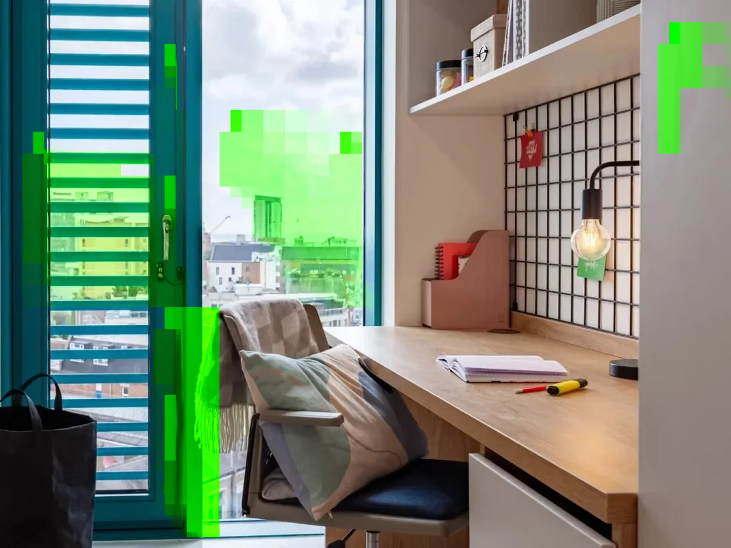 Chambre d'étudiant à  avec espace d'étude et installations communes