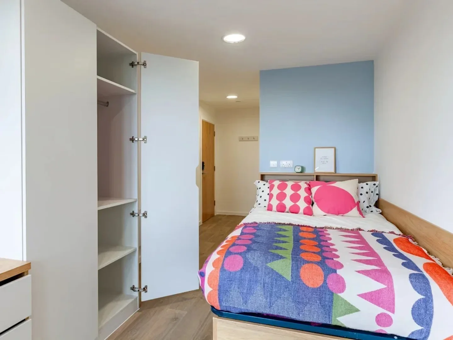 Chambre confortable pour étudiants disponible dans 