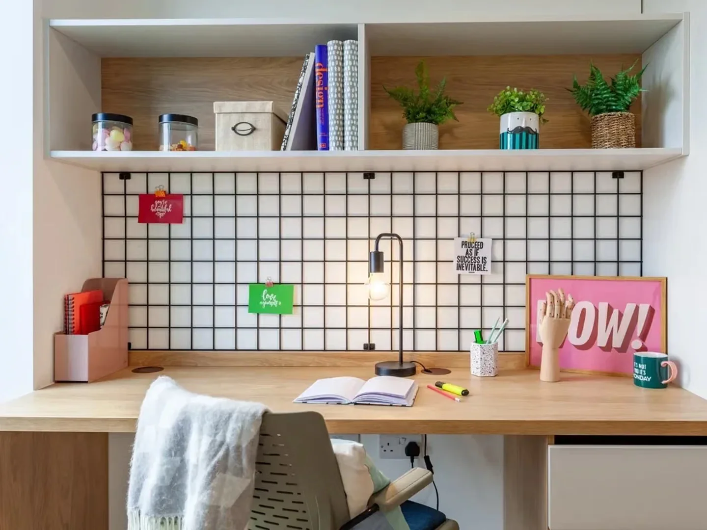 Chambre d'étudiant à  avec espace d'étude et installations communes
