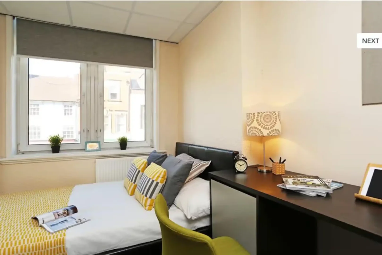 Functional student room perfect for studying in 