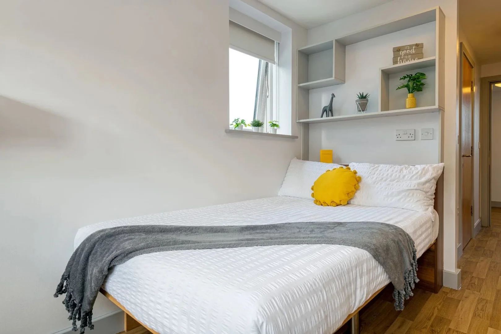 Quarto de estudante económico com localização conveniente em 