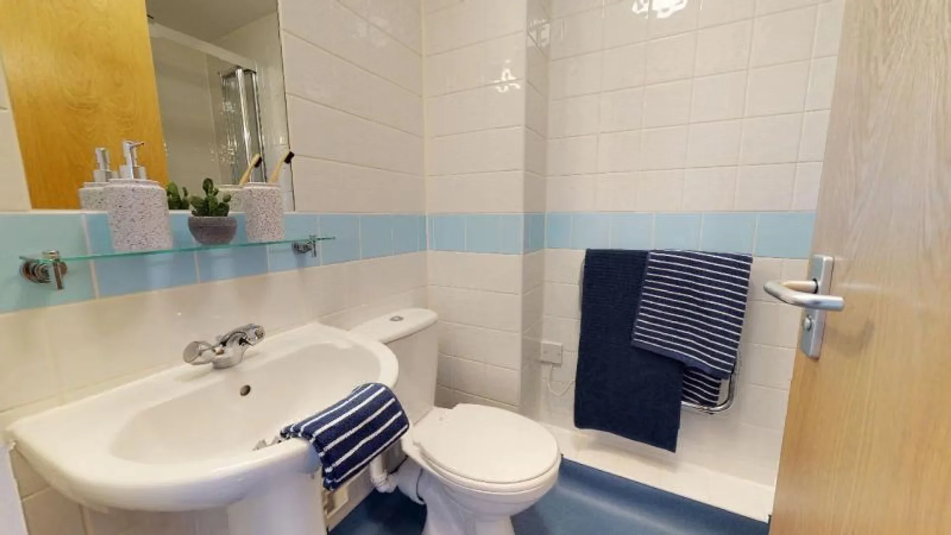 Economical student room with convenient location in 