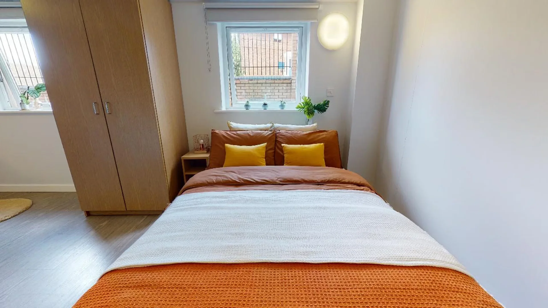 Economical student room with convenient location in 