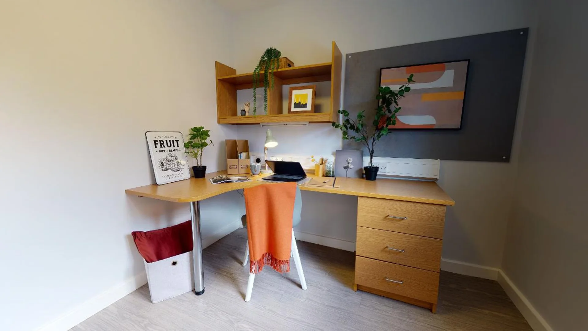 Bright and airy student room with easy university access in 