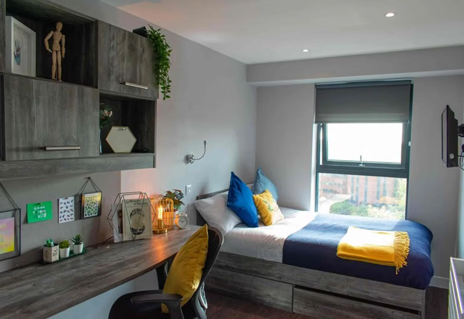Habitación estudiantil funcional perfecta para estudiar en 