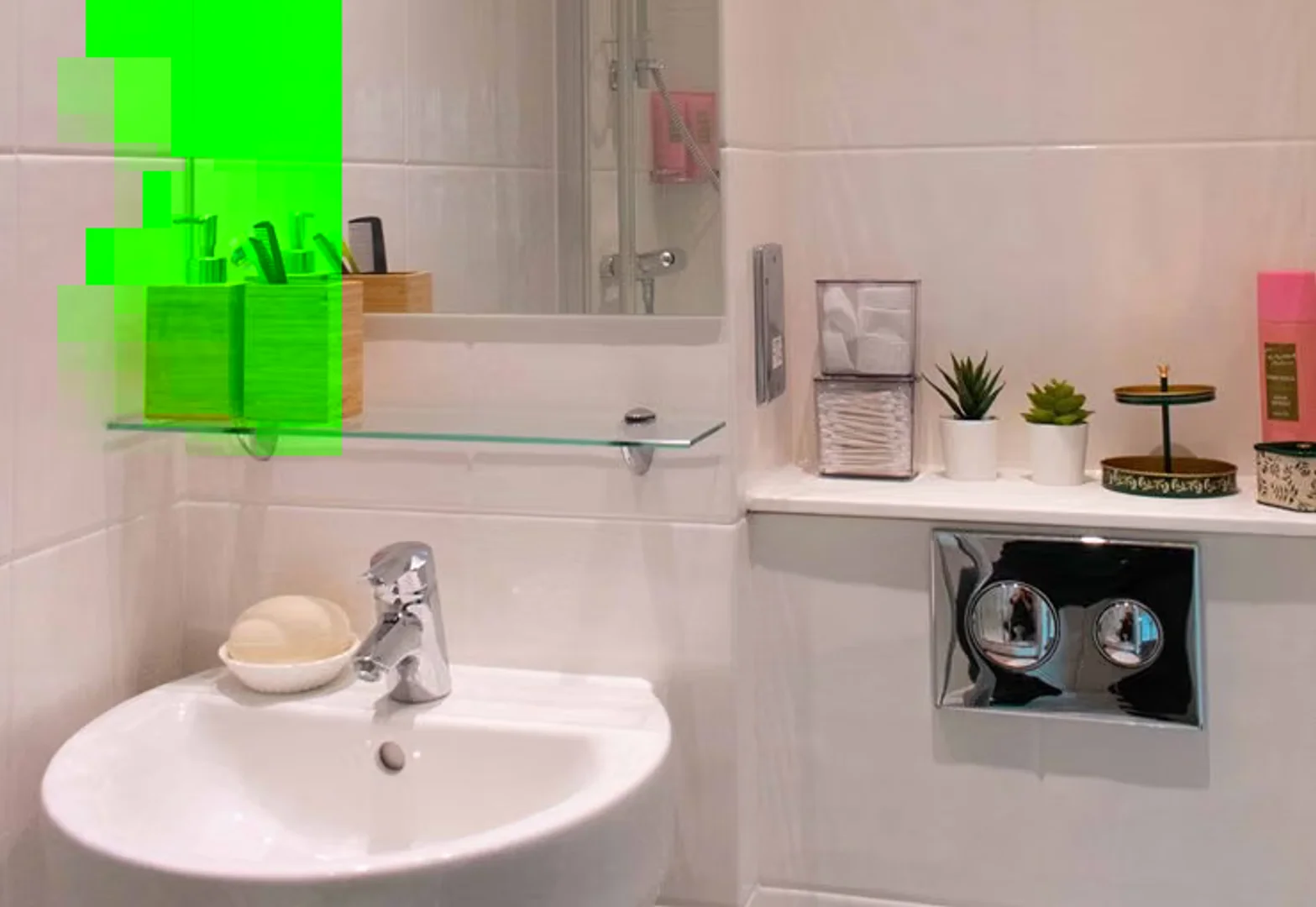 Quarto de estudante em com área de estudo e instalações partilhadas