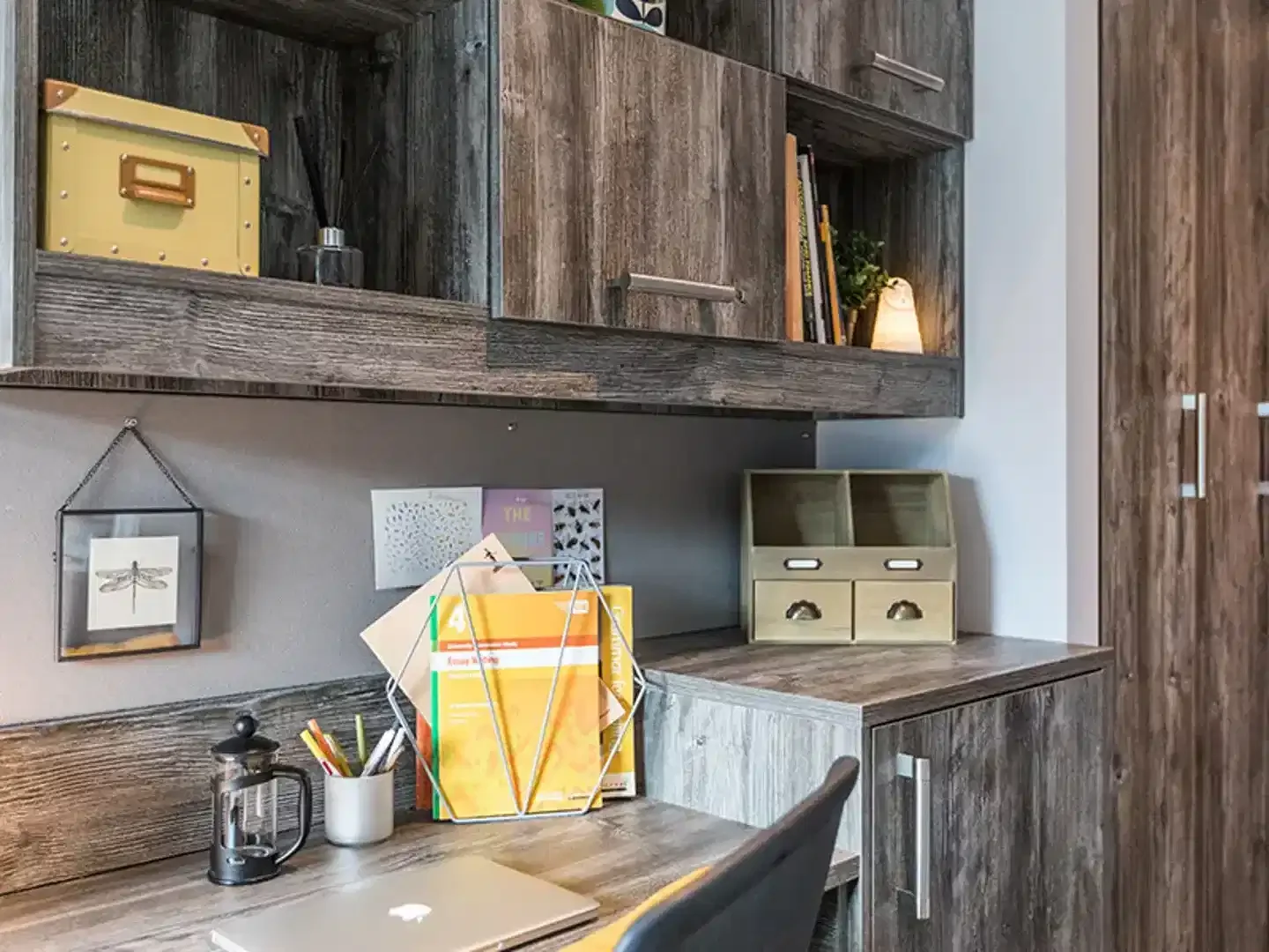 Habitación para estudiantes en con área de estudio y facilidades compartidas