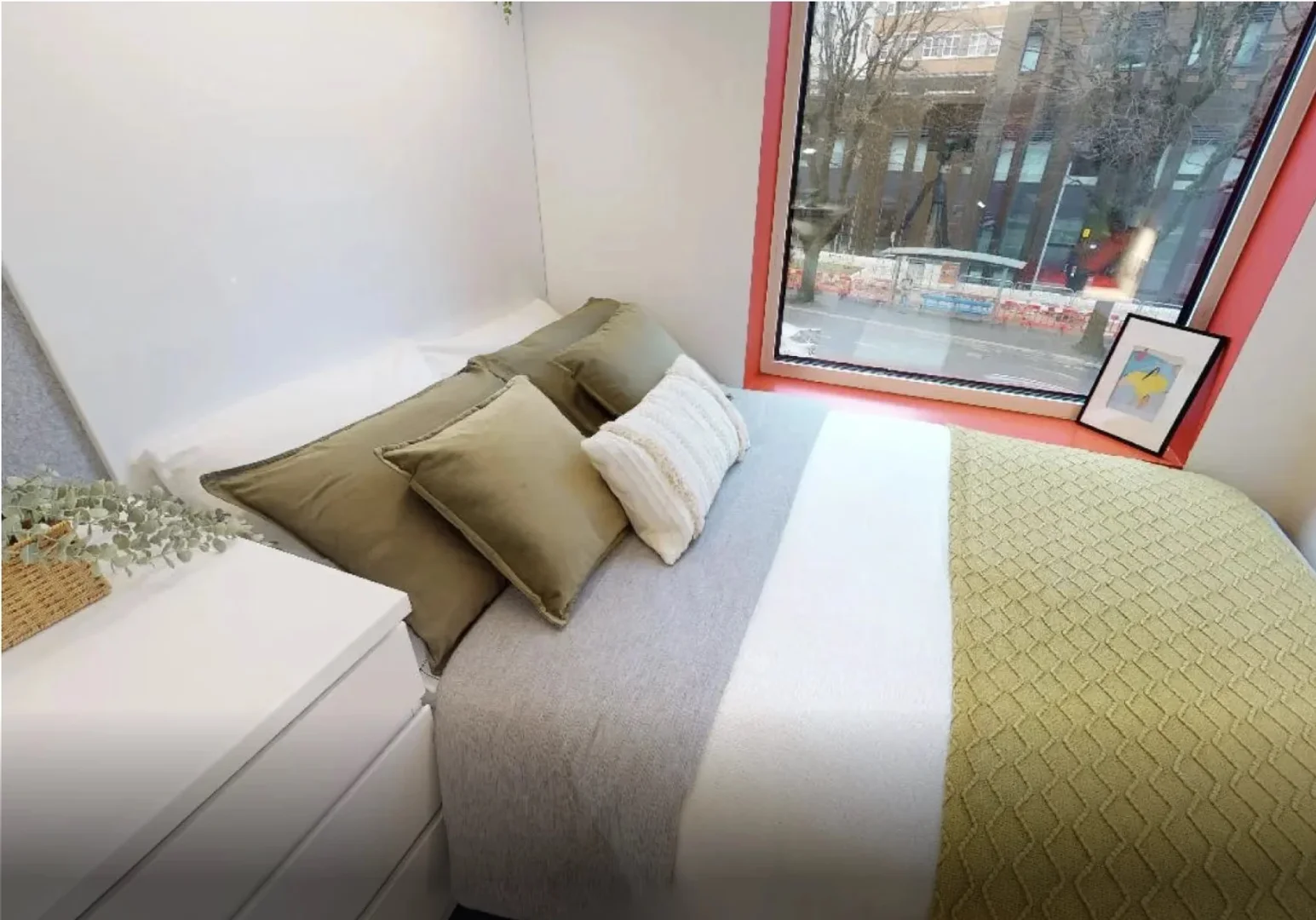 Quarto acessível para estudantes com iluminação ampla em 