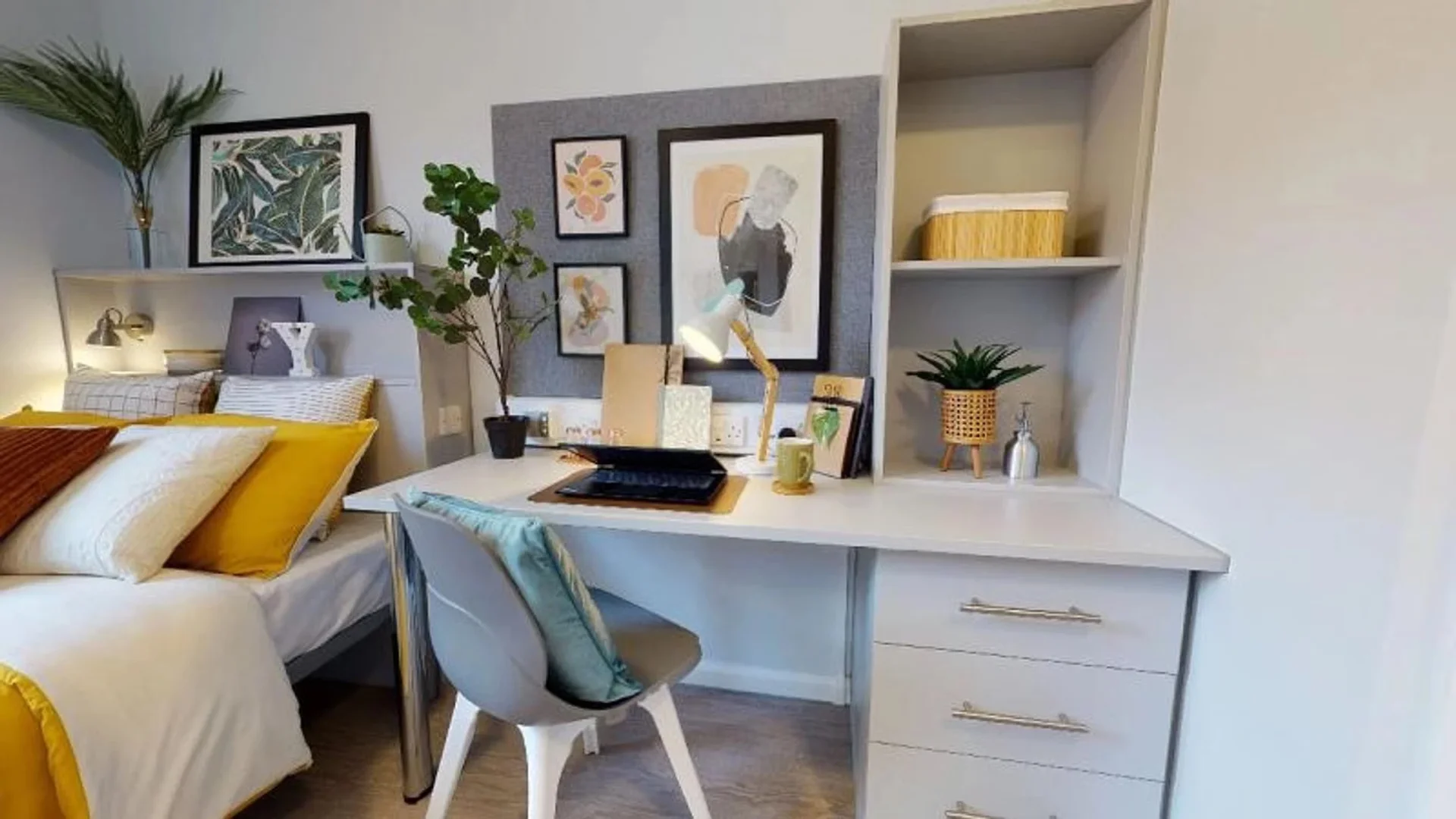 Quarto de estudante em  com área de estudo e instalações partilhadas