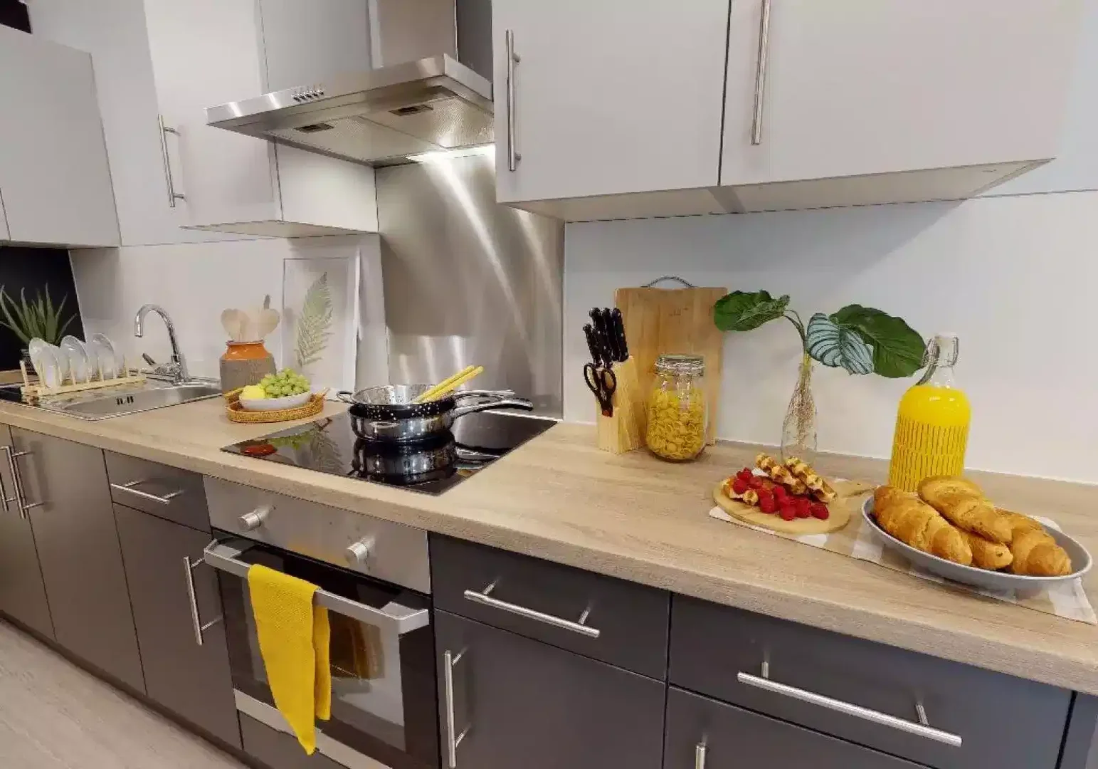 Habitación estudiantil funcional perfecta para estudiar en 
