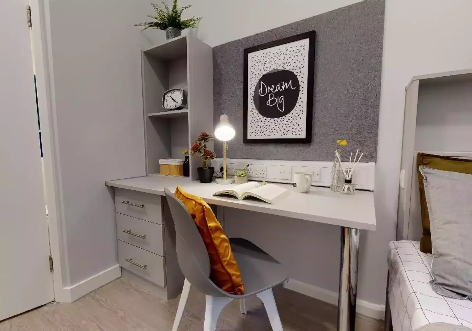Habitación estudiantil luminosa y aireada con fácil acceso a la universidad en 