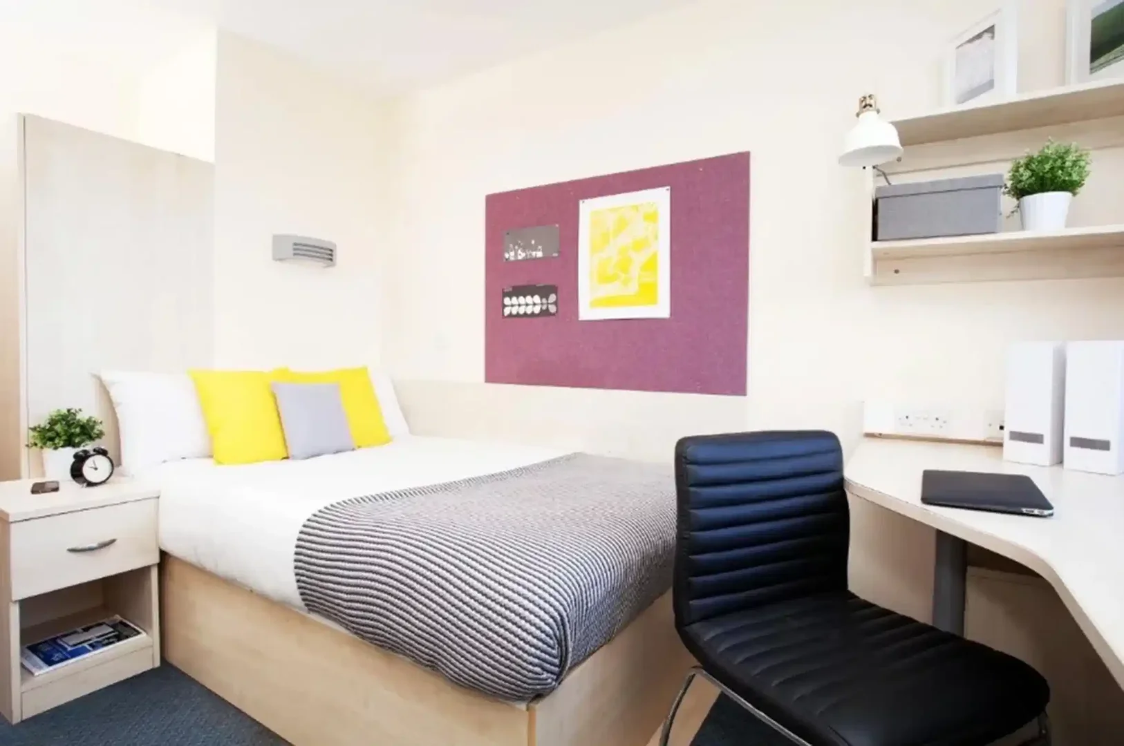 Habitación para estudiantes en con área de estudio y facilidades compartidas
