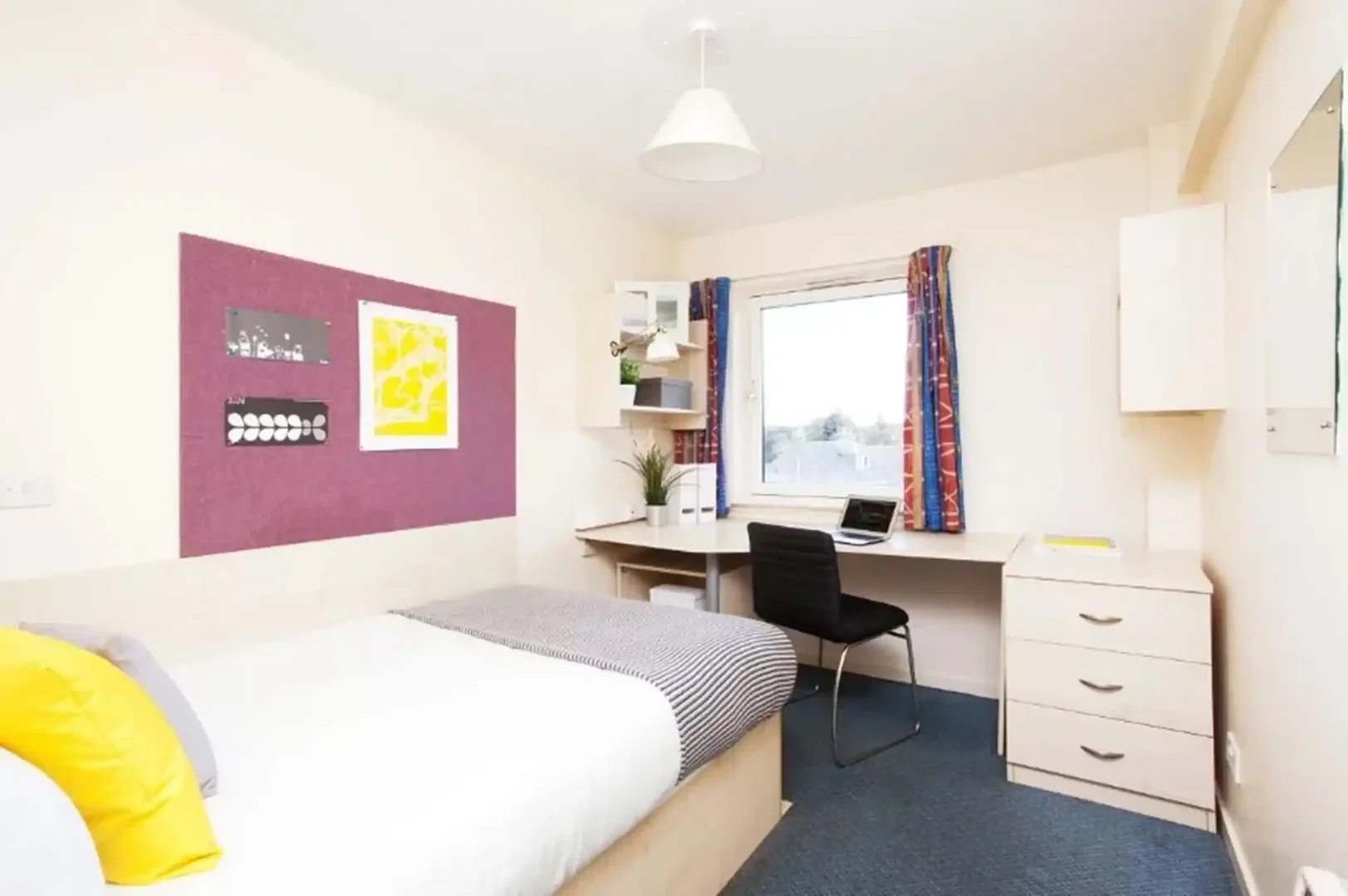 Habitación estudiantil funcional perfecta para estudiar en