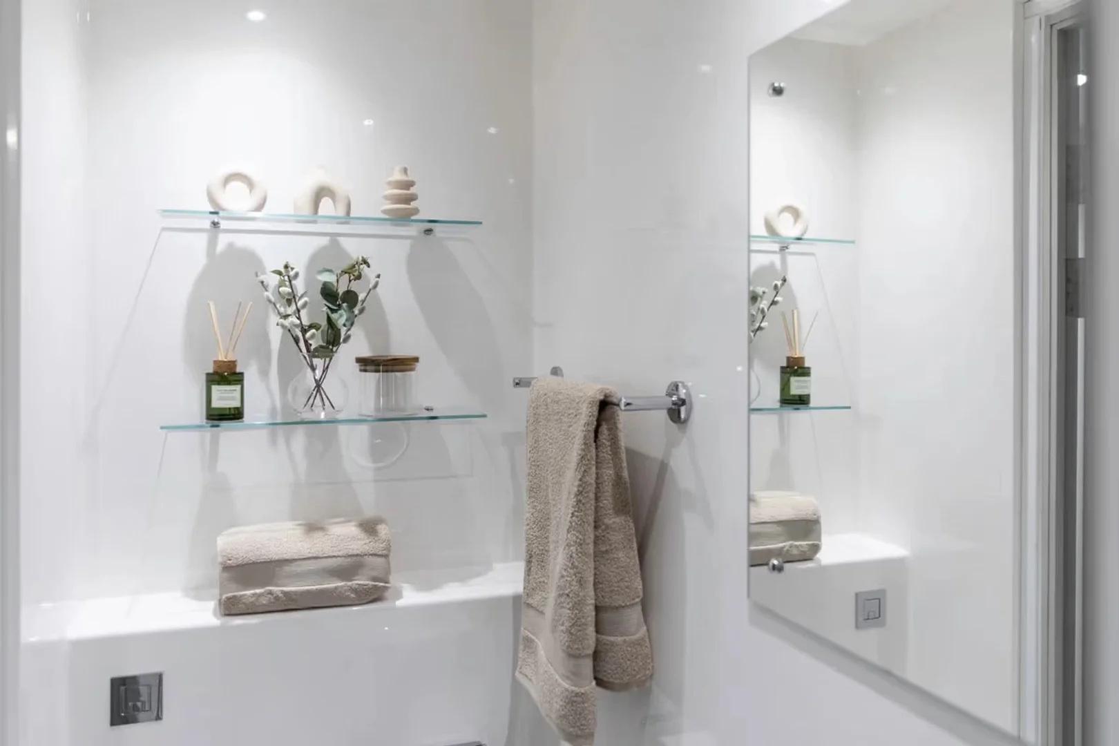 Habitación estudiantil luminosa y aireada con fácil acceso a la universidad en 