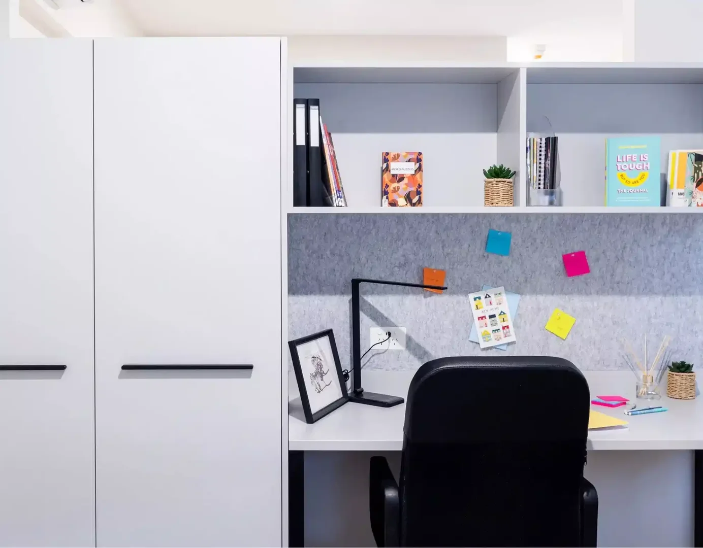 Chambre abordable pour les étudiants avec un bon éclairage dans 