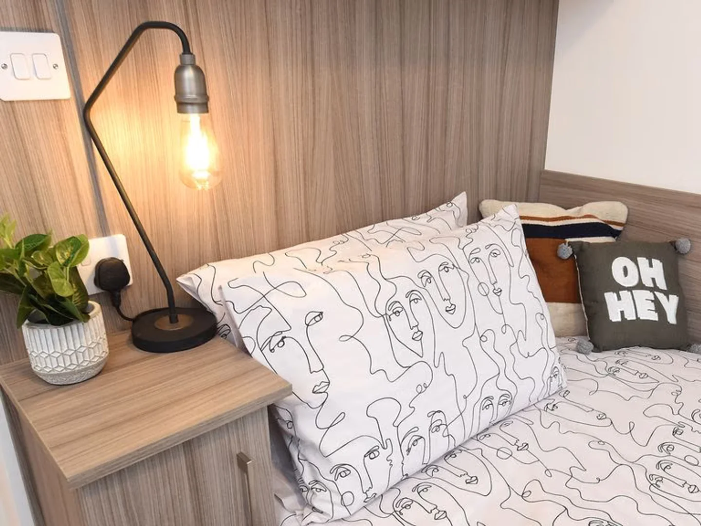 Studentenzimmer in  mit Arbeitsbereich und Gemeinschaftseinrichtungen