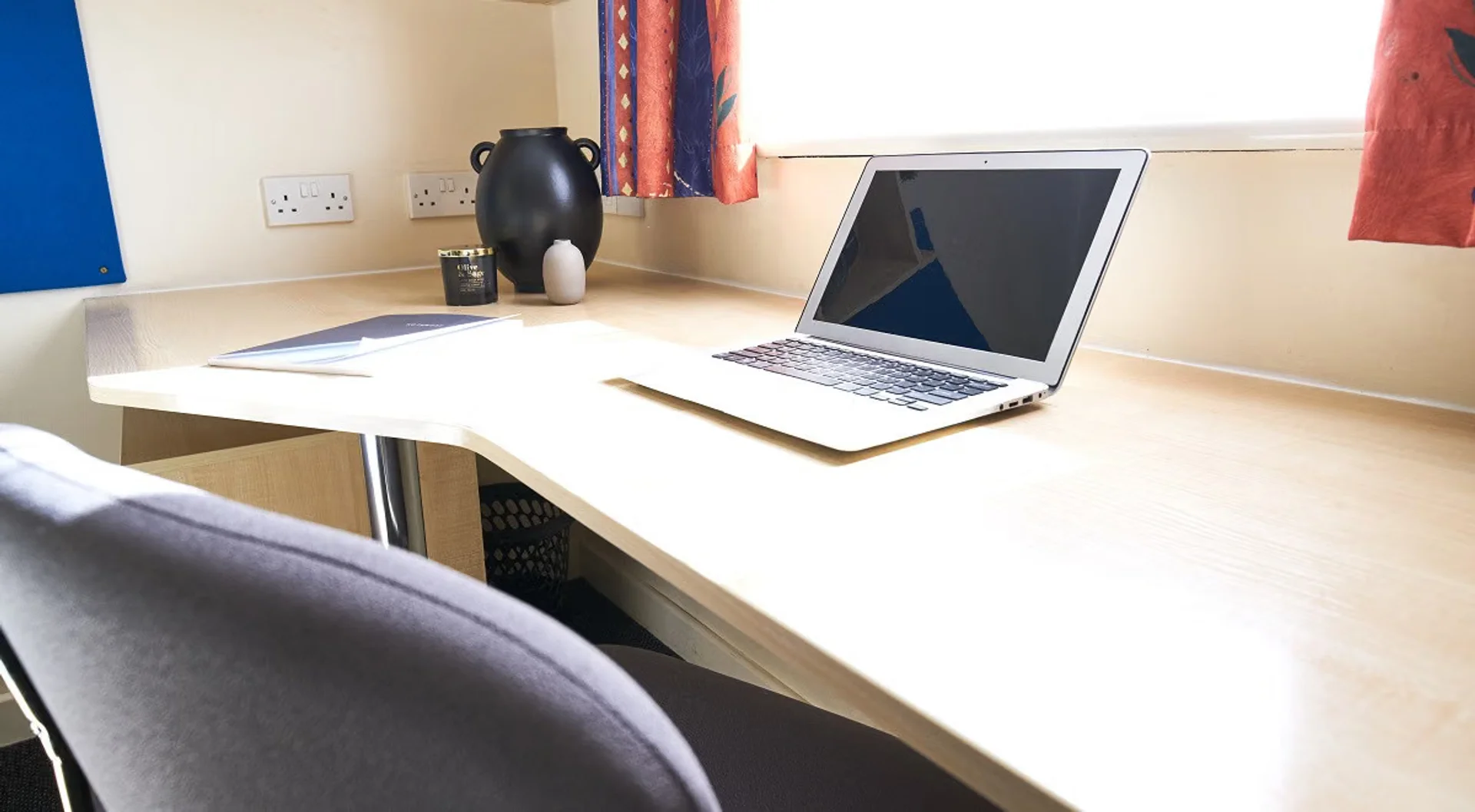 Chambre d'étudiant à  avec espace d'étude et installations communes