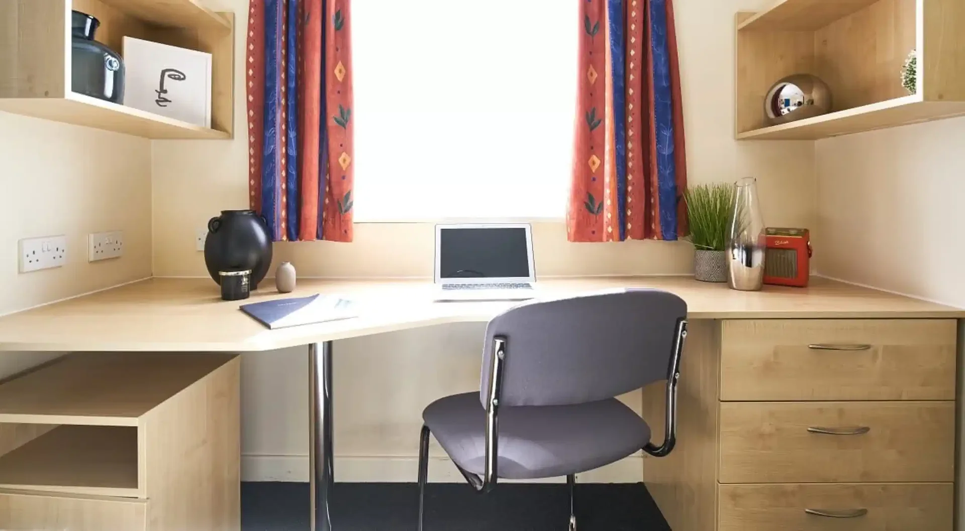 Chambre d'étudiant lumineuse et aérée avec accès facile à l'université dans 