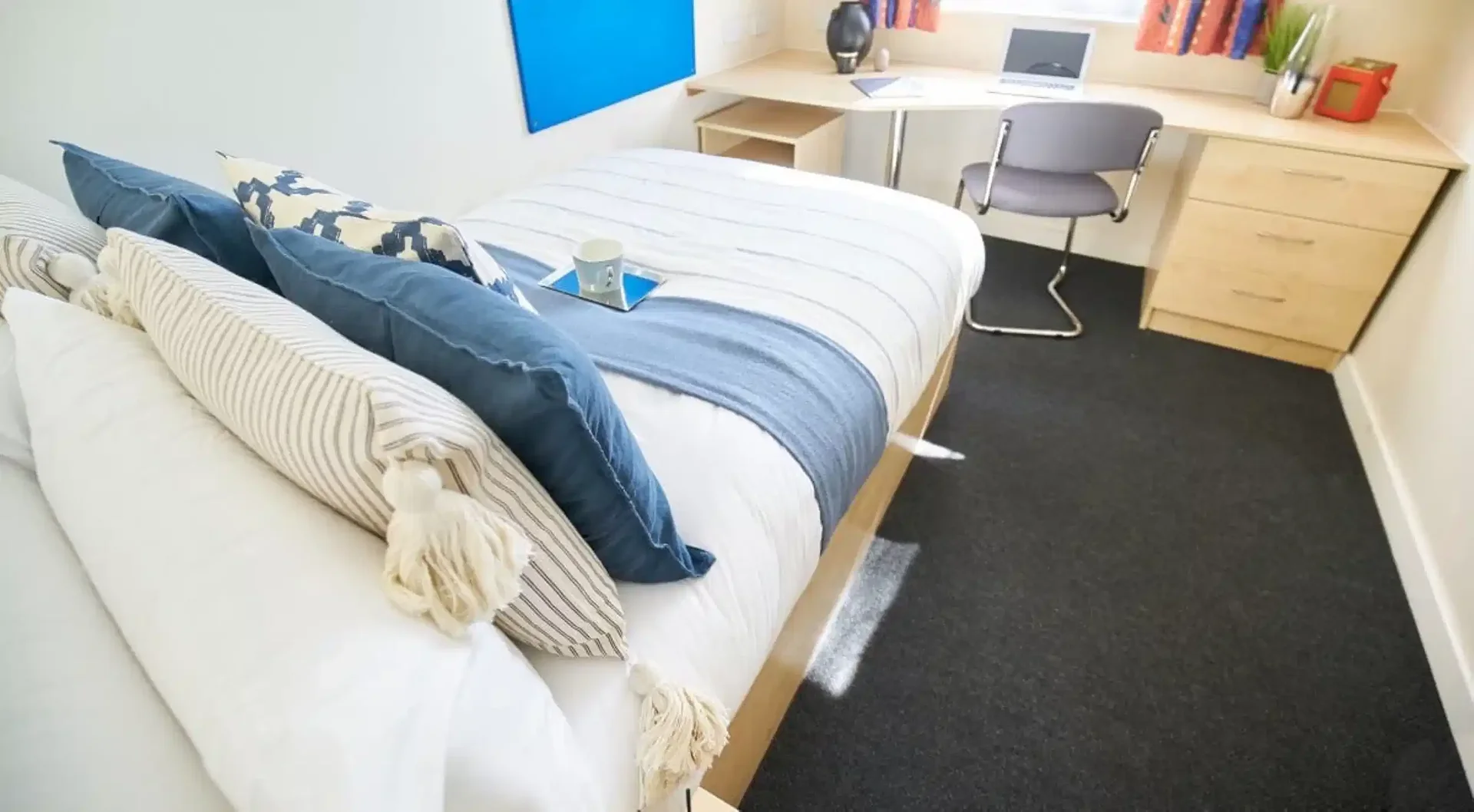Chambre confortable pour étudiants disponible dans 