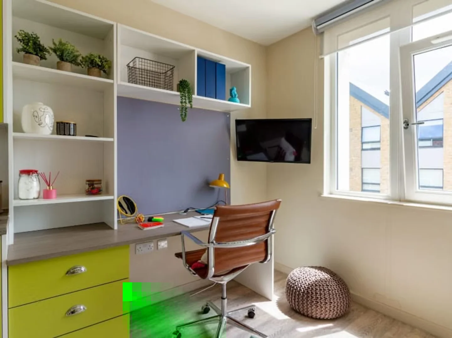 Modernes Studentenstudio mit kompletter Ausstattung in 