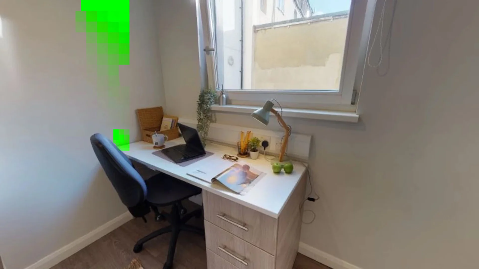 Quarto acessível para estudantes com iluminação ampla em 