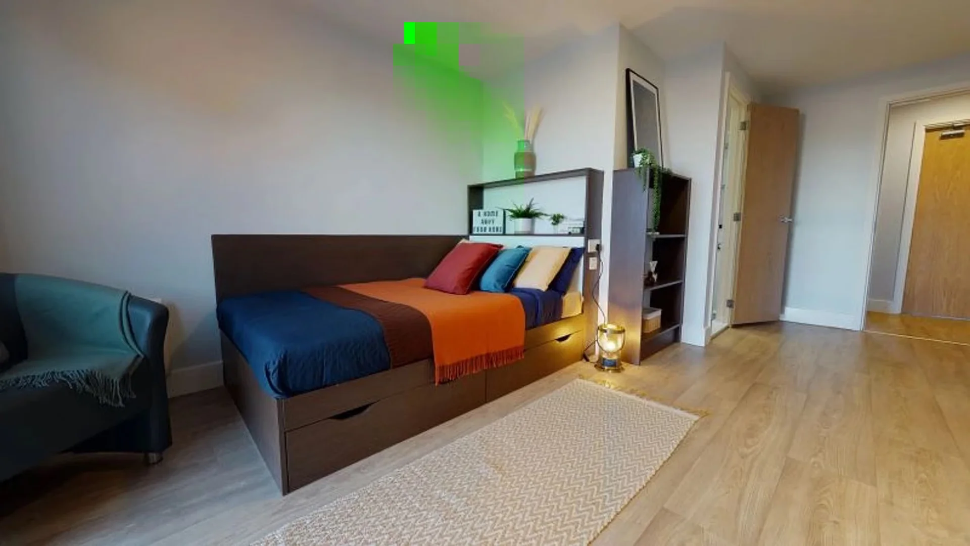 Quarto de estudante luminoso e arejado com acesso fácil à universidade em 