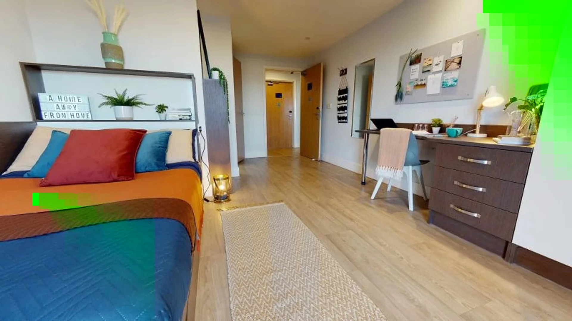 Quarto acessível para estudantes com iluminação ampla em 