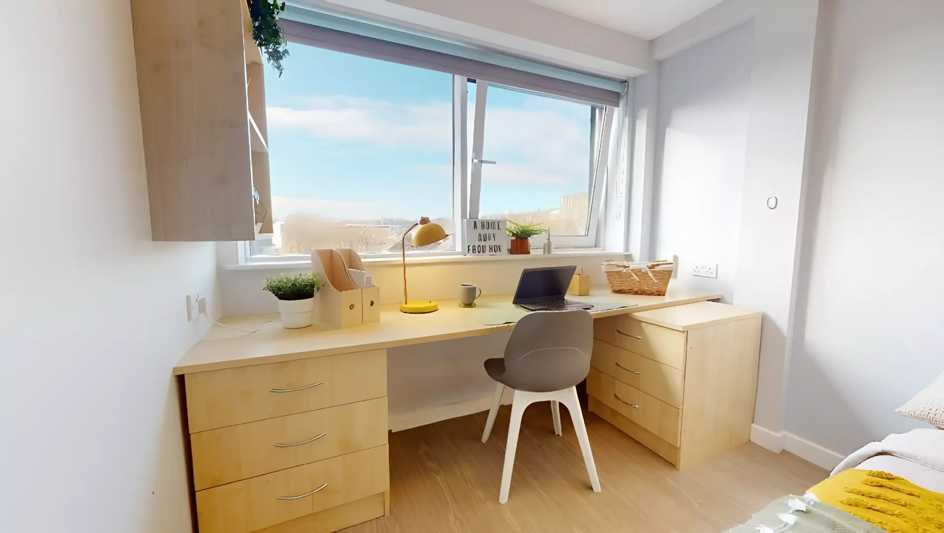Chambre d'étudiant à  avec espace d'étude et installations communes