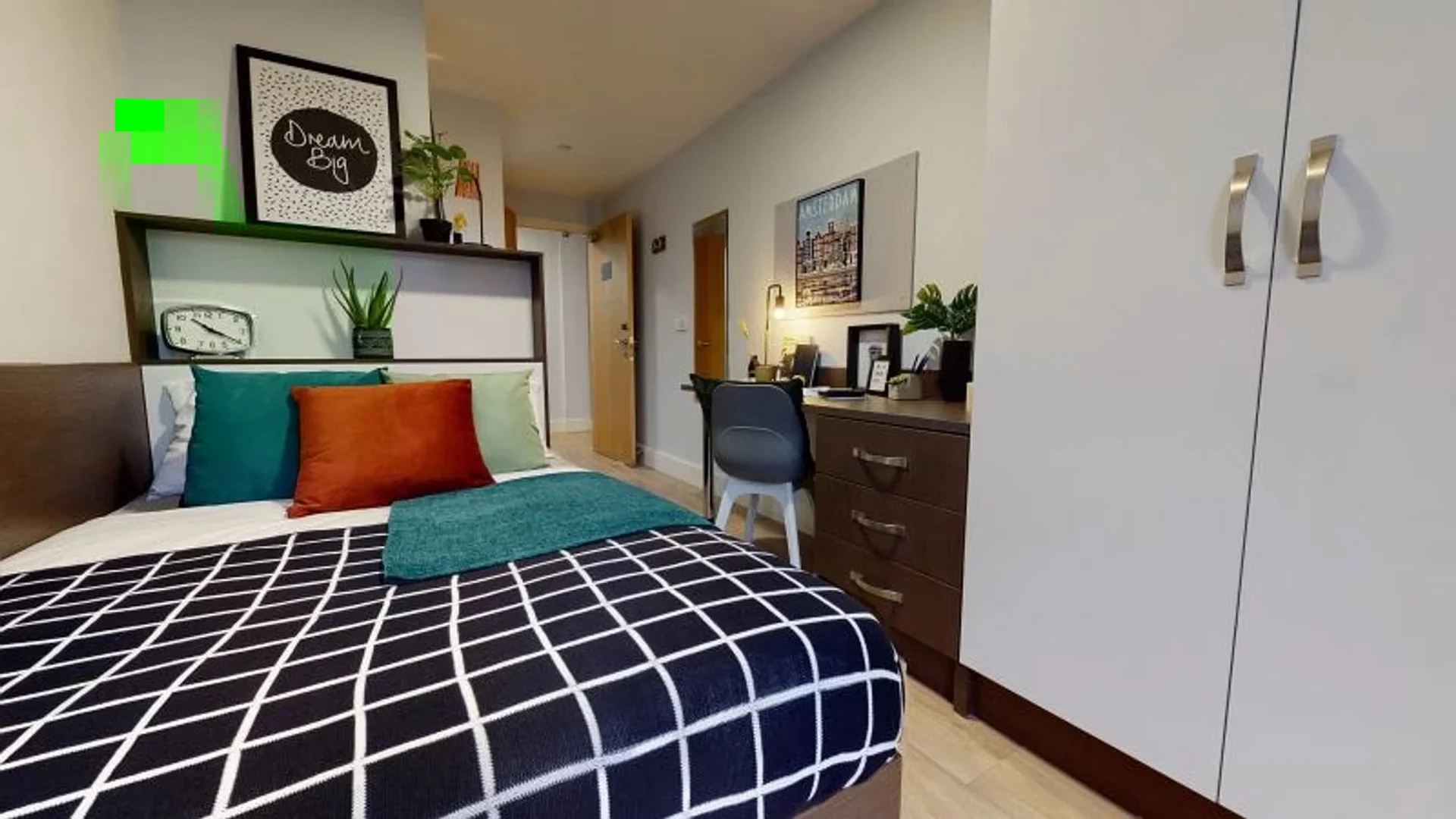 Quarto acessível para estudantes com iluminação ampla em 
