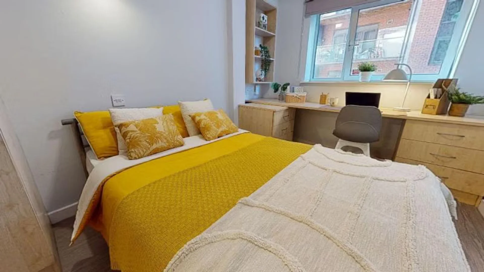 Economical student room with convenient location in