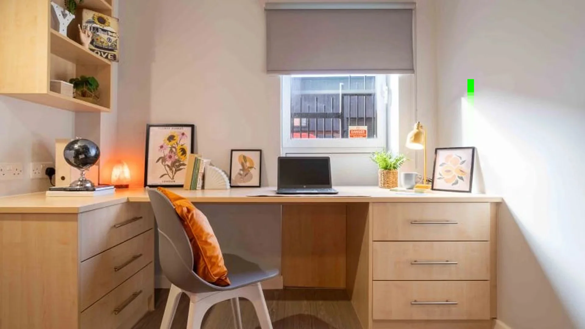 Habitación estudiantil funcional perfecta para estudiar en 
