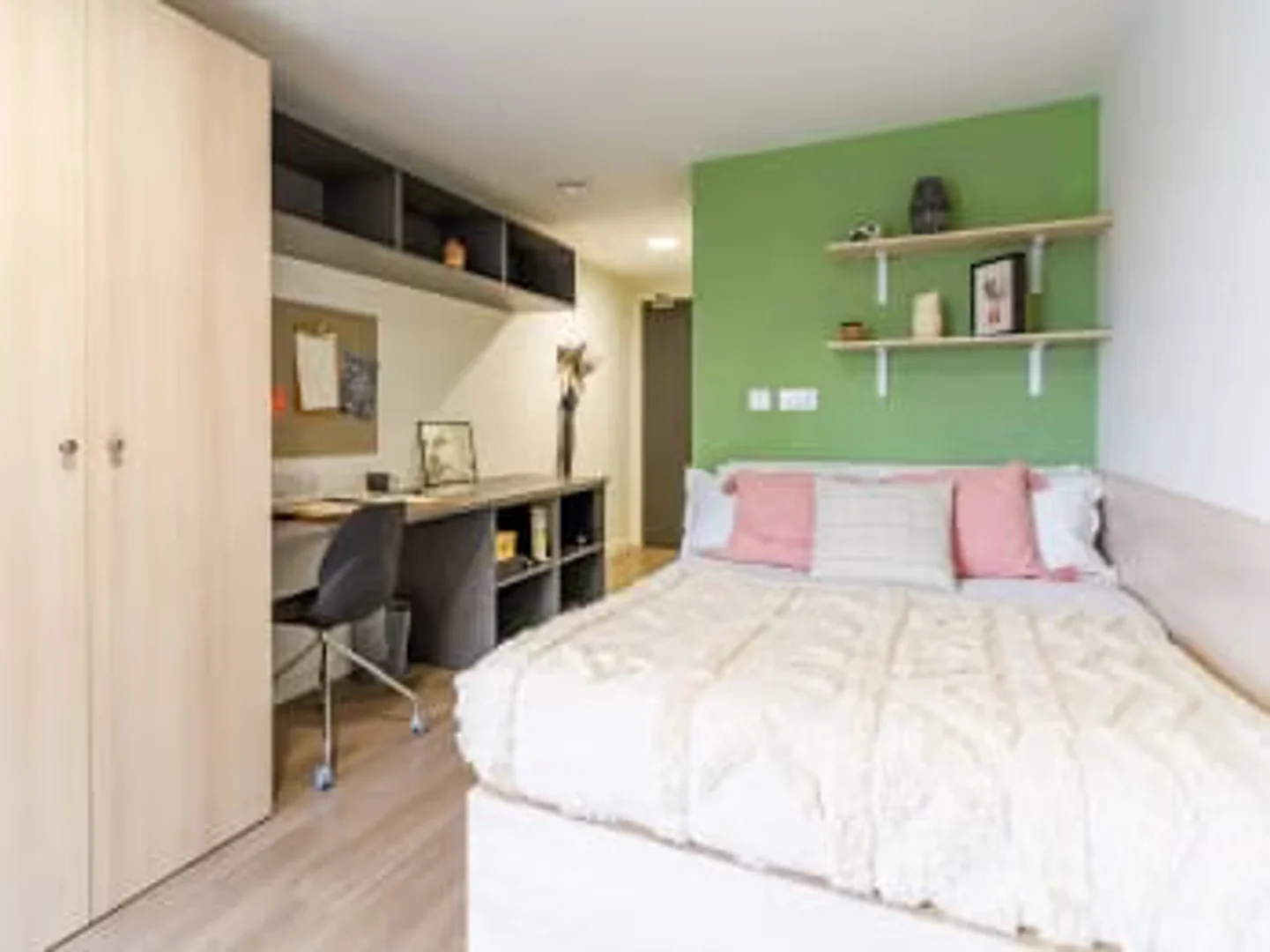 Cozy room for students available in 