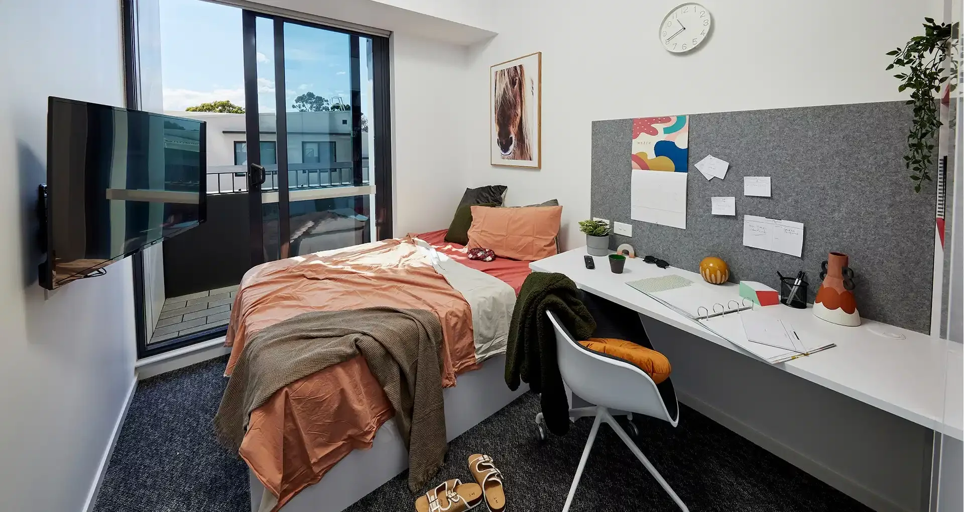 Modernes Studentenstudio mit kompletter Ausstattung in 