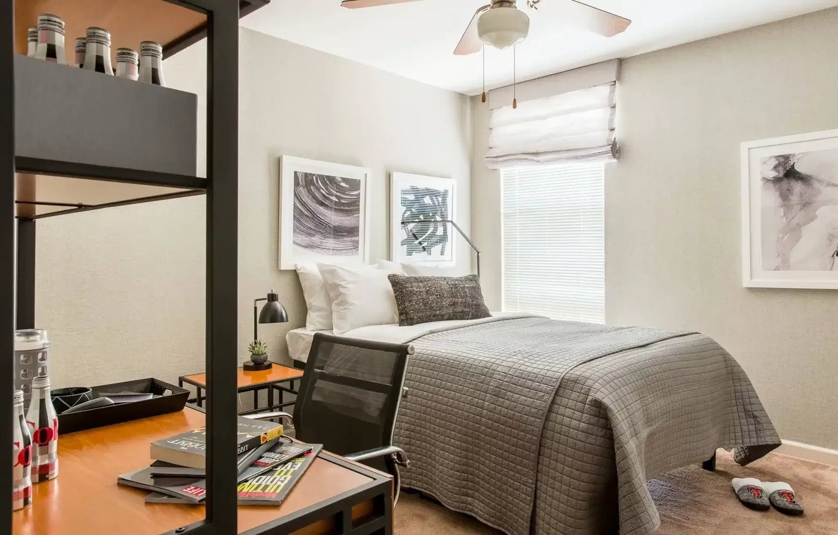 Functional student room perfect for studying in 