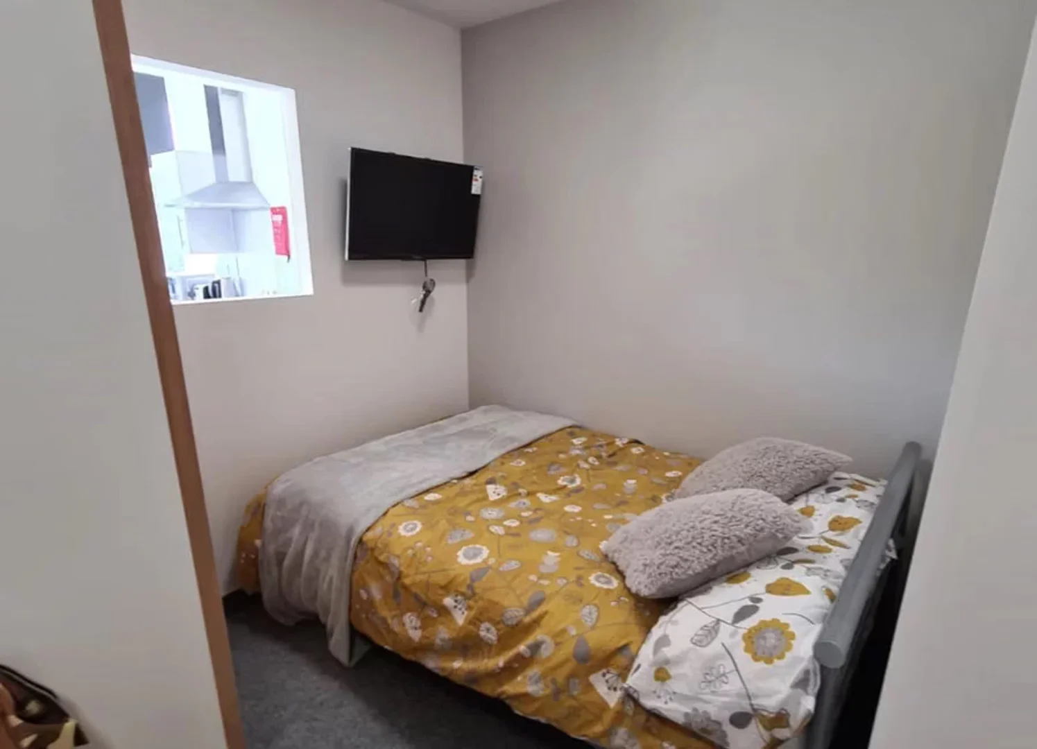 Quarto para alugar em apartamento de estudantes em , totalmente mobilado