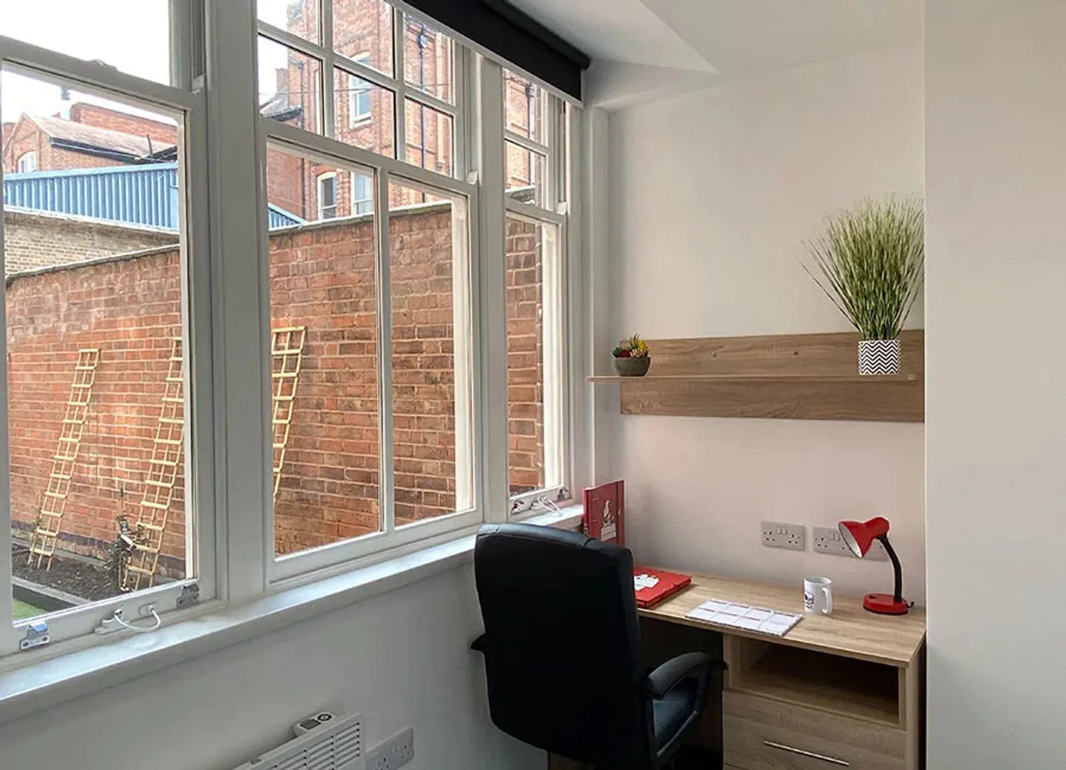 Quarto acessível para estudantes com iluminação ampla em 