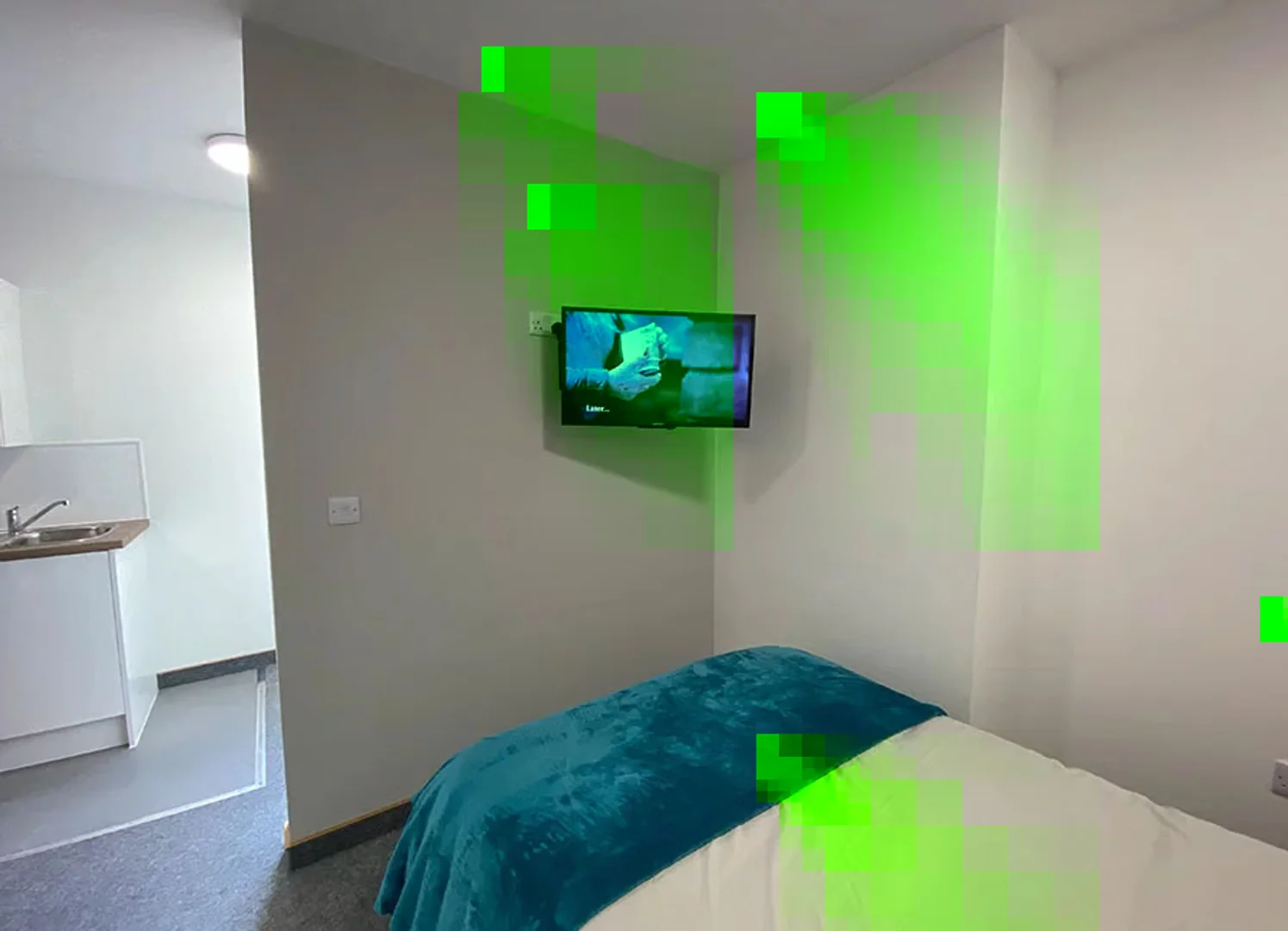 Quarto acessível para estudantes com iluminação ampla em 